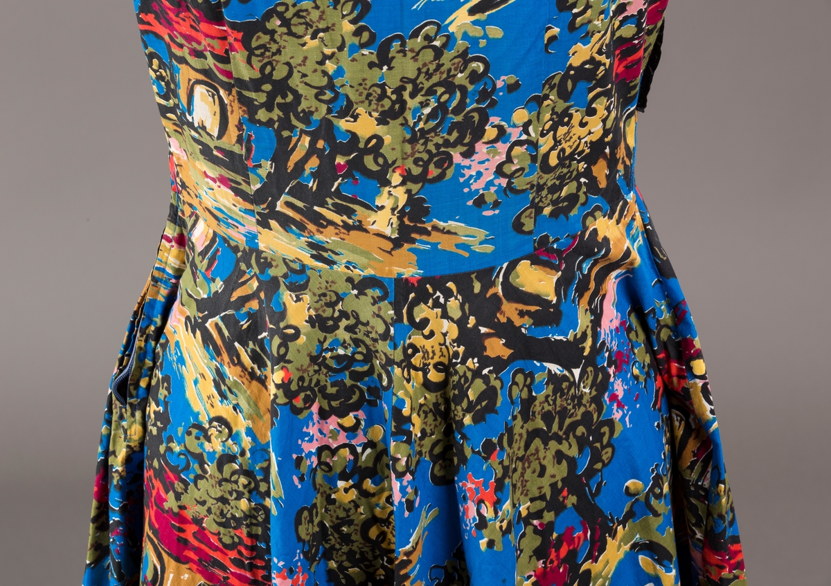 Spanskinspirert motiv med hus, hester og trær