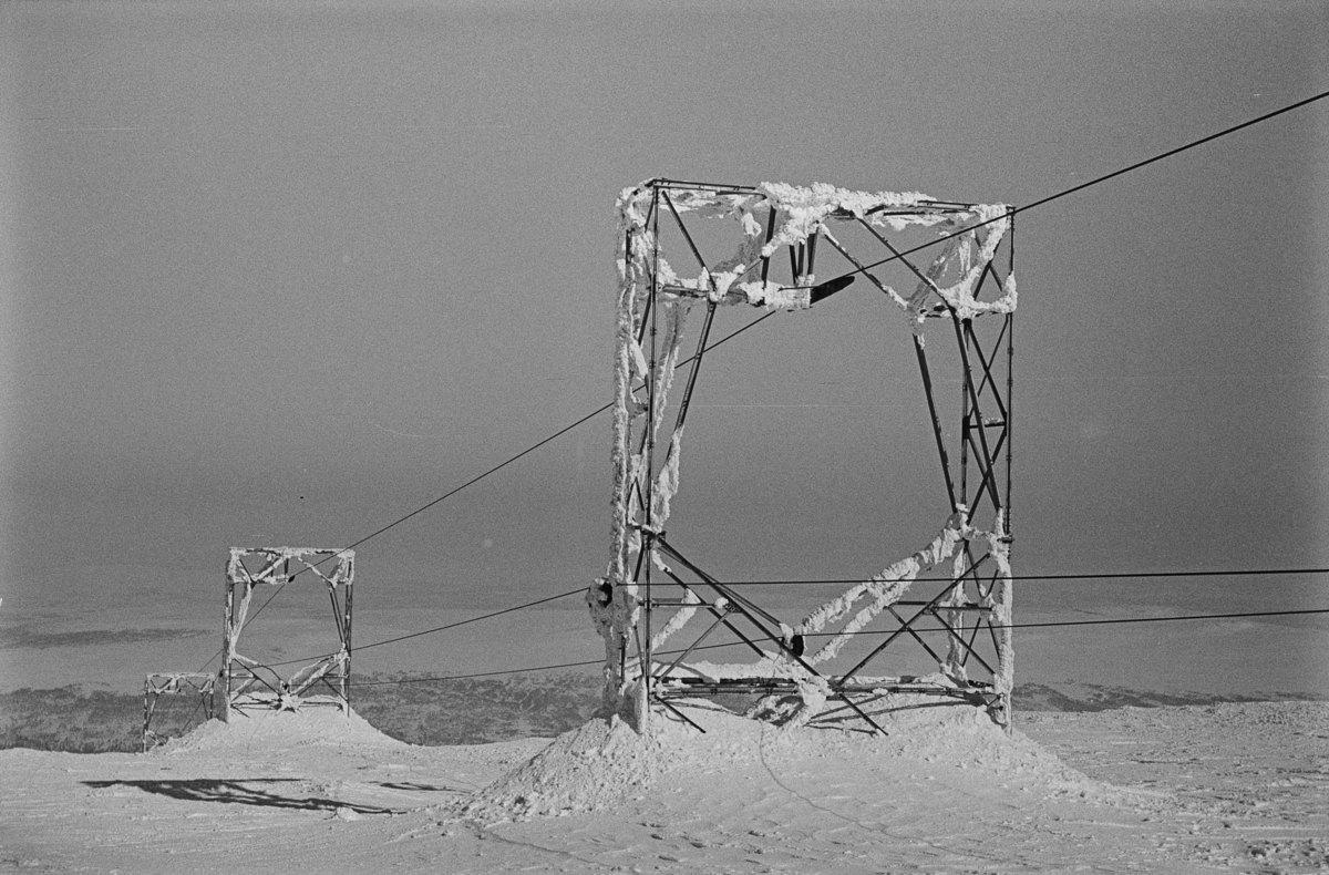 Mast nr. 22, 23 og 24 på taubanen til forsvarets radaranlegg på Hummelfjell ved Os i Østerdalen.