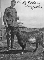 Mann med geitebukk. Odd Nytrøen.