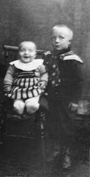 Barn: Ola P. Husom 1909-1968, Simon P. Husom 1913-1943