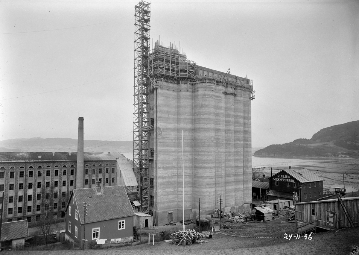I. C. Piene & Søn i Buvika. Bygging av kornsilo