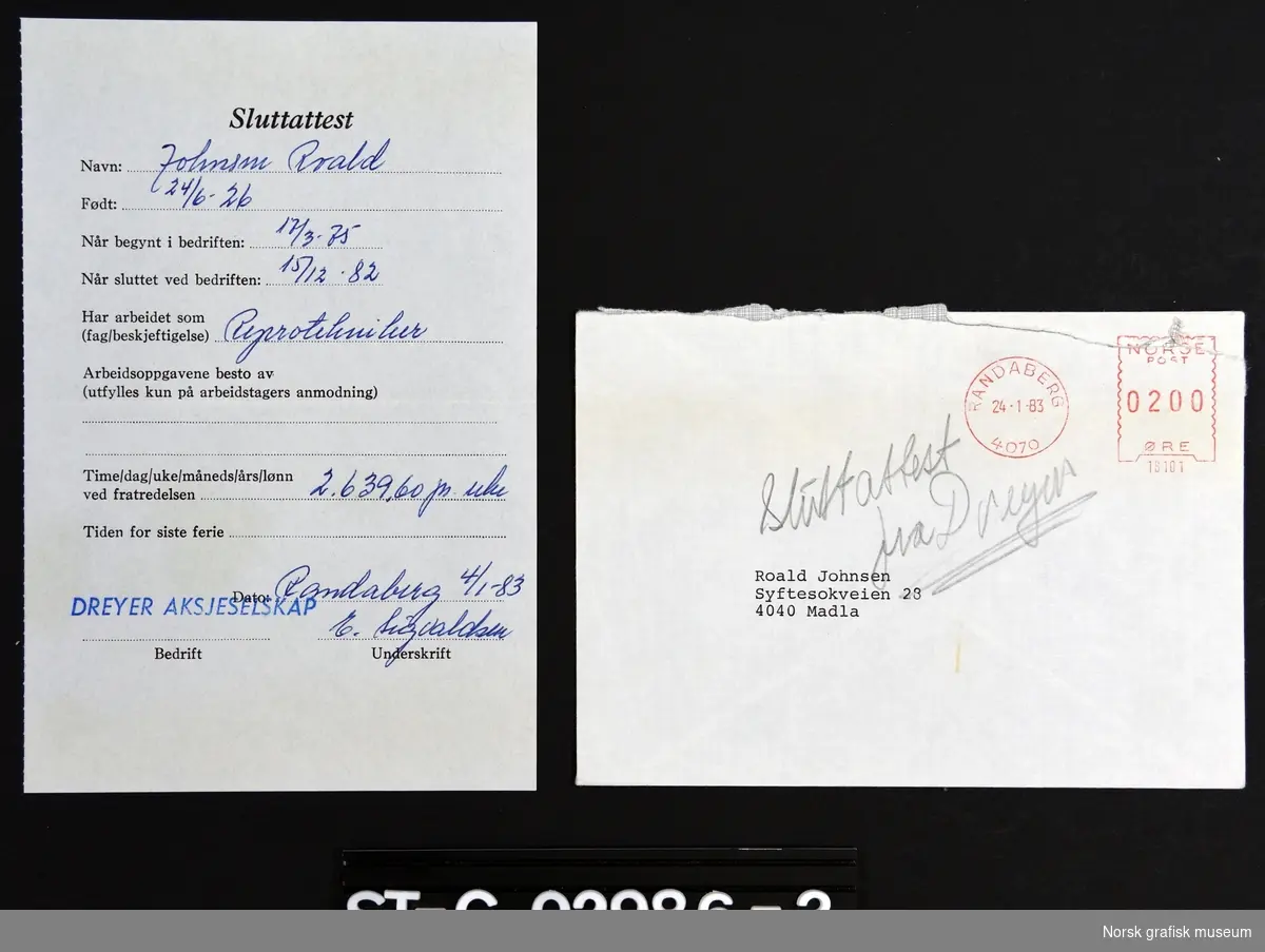 Sluttattest på standardisert skjema med konvolutt fra Dreyer Aksejselskap til reprotekniker Roald Johnsen, datert Randaberg 4/1 1983 av E. Sigvaldsen. Inneholder bl.a. informasjon om lønn pr. uke.