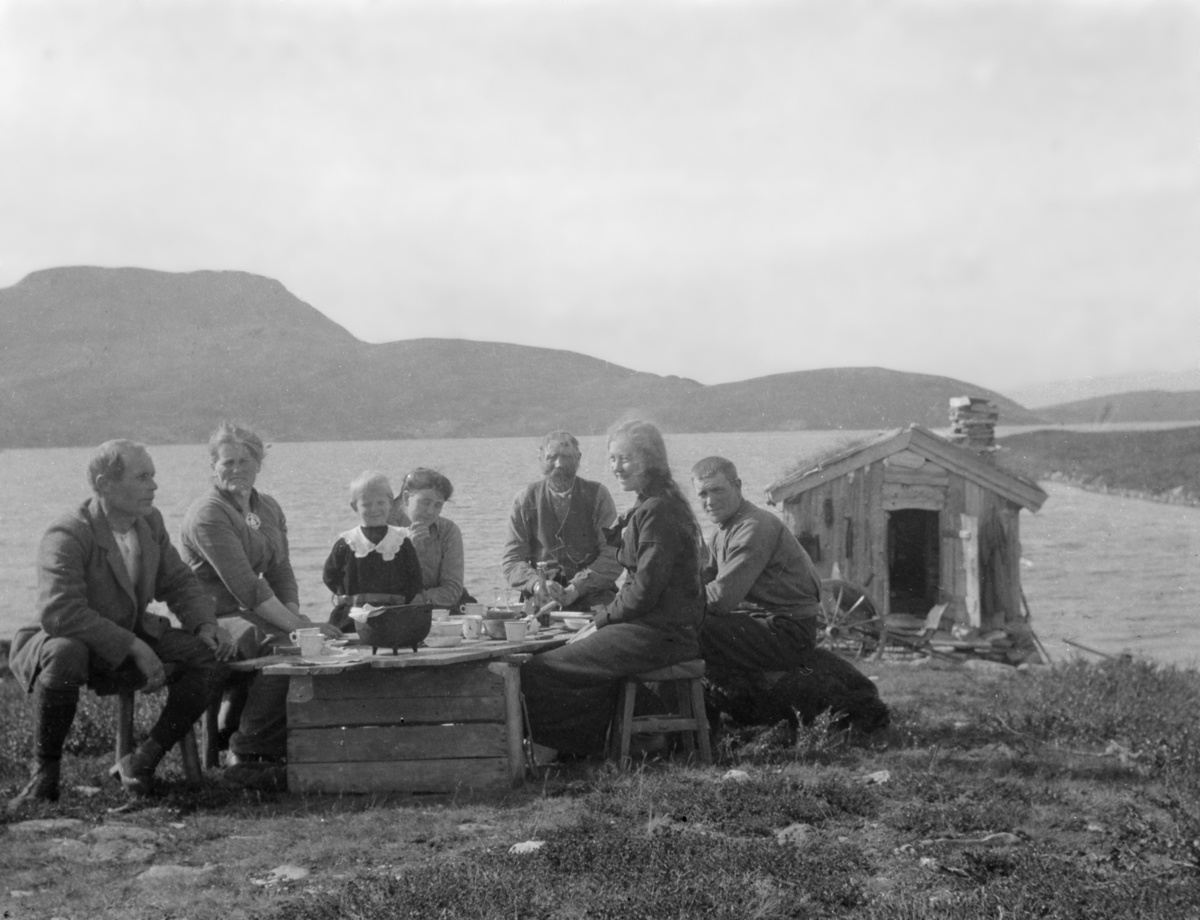 Ved Furusæterbua, Flaksjøen i Ringebufjellet.  Fra høyre Hans og Ingeborg Furusæter og Ola Aspen. Til venstre i bildet sitter Nils Andersson og hustrun Ingeborg Andersson. De bygde 1921 hytta "Hygga" på dette stedet.