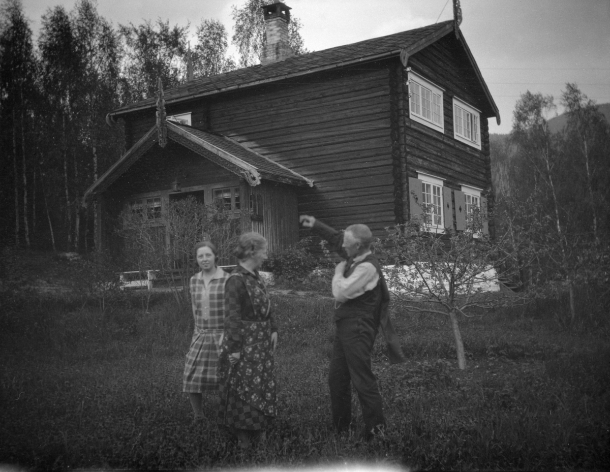 Karl Løkken med kone og datter forran hus i Ringebu