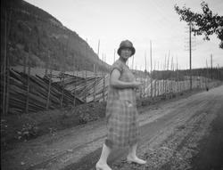 Kvinne på veg, antagelig på Rv. 50 ved Solbrå, Harpefoss, Sø