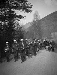 Musikkforening i spissen for tog. Mulig 17 mai.
