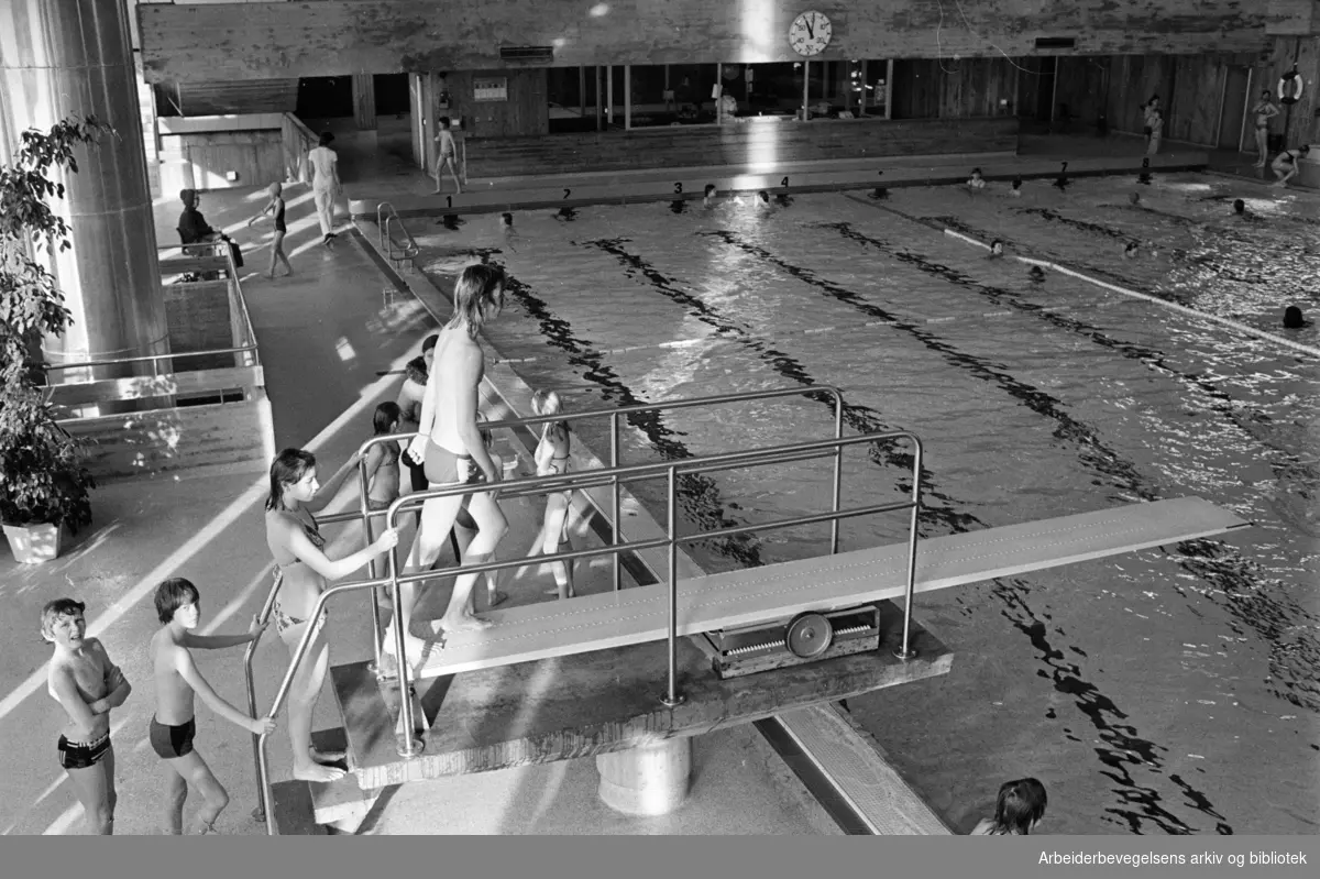 Tøyen. Tøyenbadet. Livlig i bassenget. Februar 1978