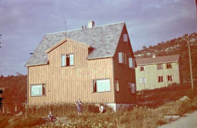 I forgrunnen Strømsnes-gården (huset til passkontrolør Karl Strømsnes). Furuveien 9. Huset ble skadet i 1940, men skadene er nå utbedret. I bakgrunnen svenskhus tilh. Kåre Hansen. Narvik.