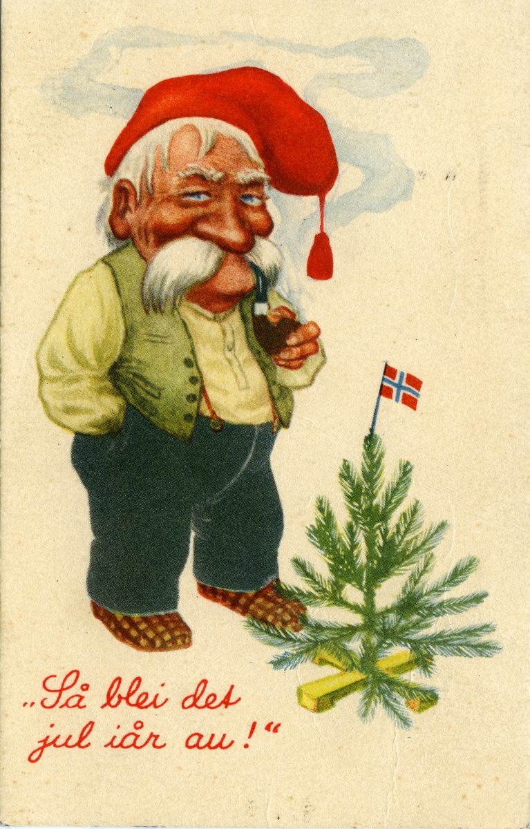 Julekort. Jule- og nyttårshilsen. Nissefar med tøfler og krumpipe hviler ut. Tekst: "Så blei det jul iår au!". Foran han står et juletre med flagg i toppen.