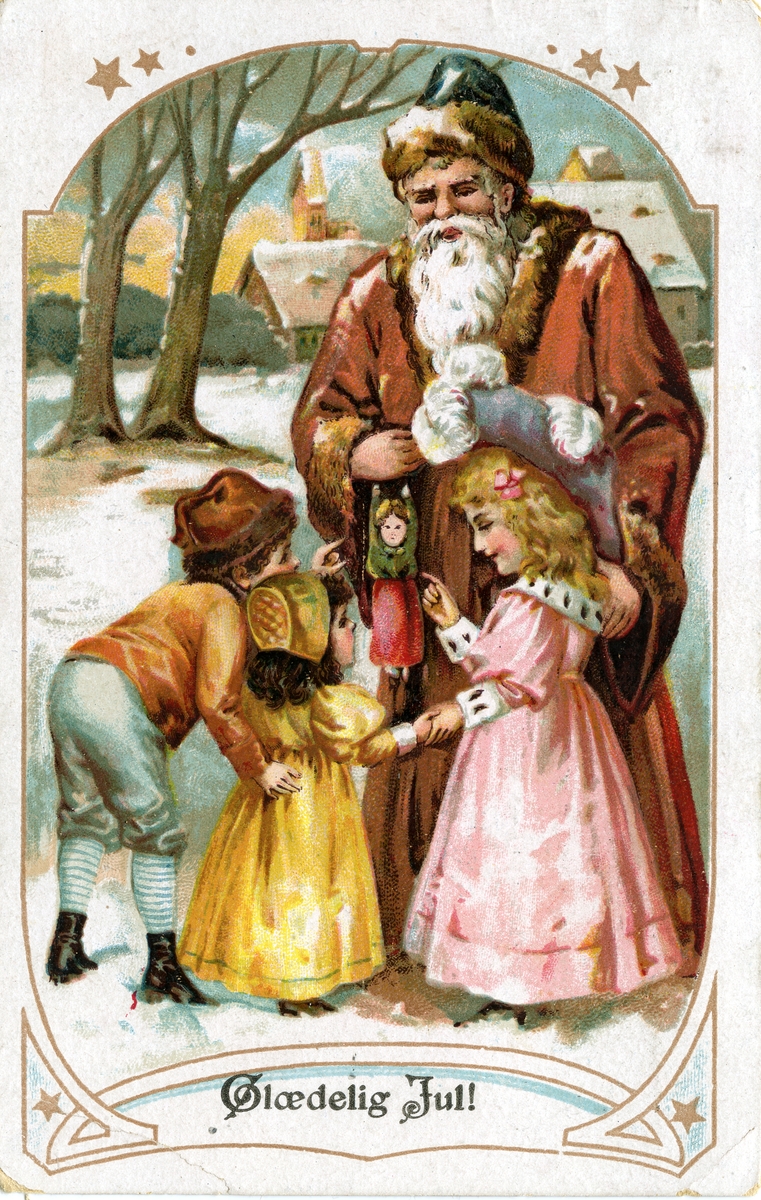 Julekort. Jule- og nyttårshilsen. Julenisse møter to små jenter og en gutt. Den minste jenta får overrakt en dukke. I bakgrunnen en kirke. Datert 24.12.1919.