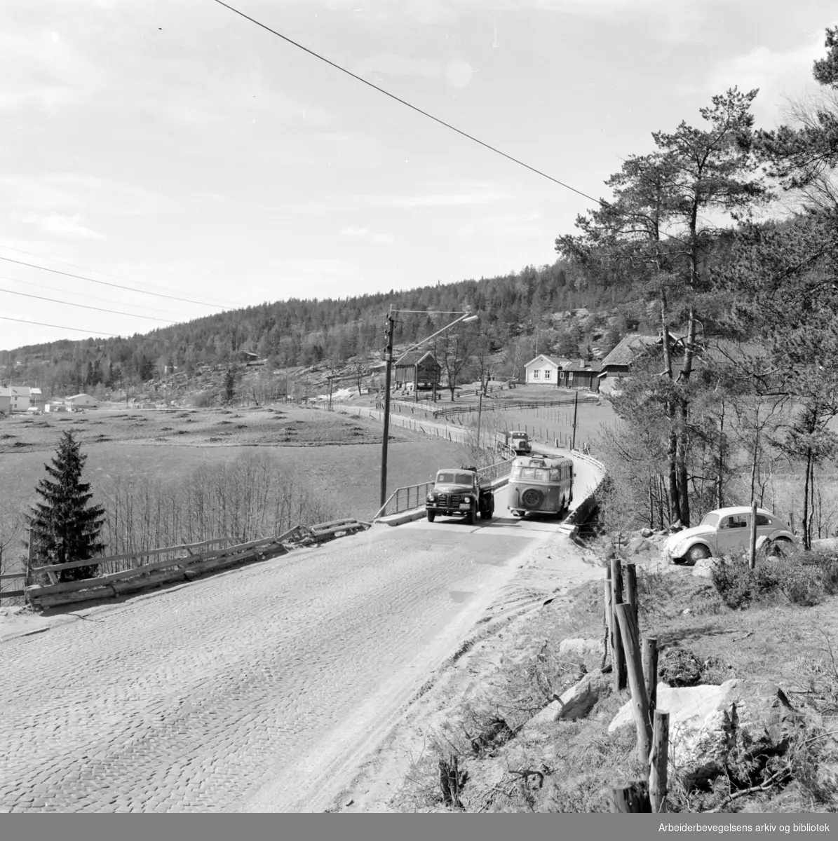 Trondheimsveien: Utbedringer fra Bjerkebanen og nordover, her ved Bånkall gård. Mai 1960