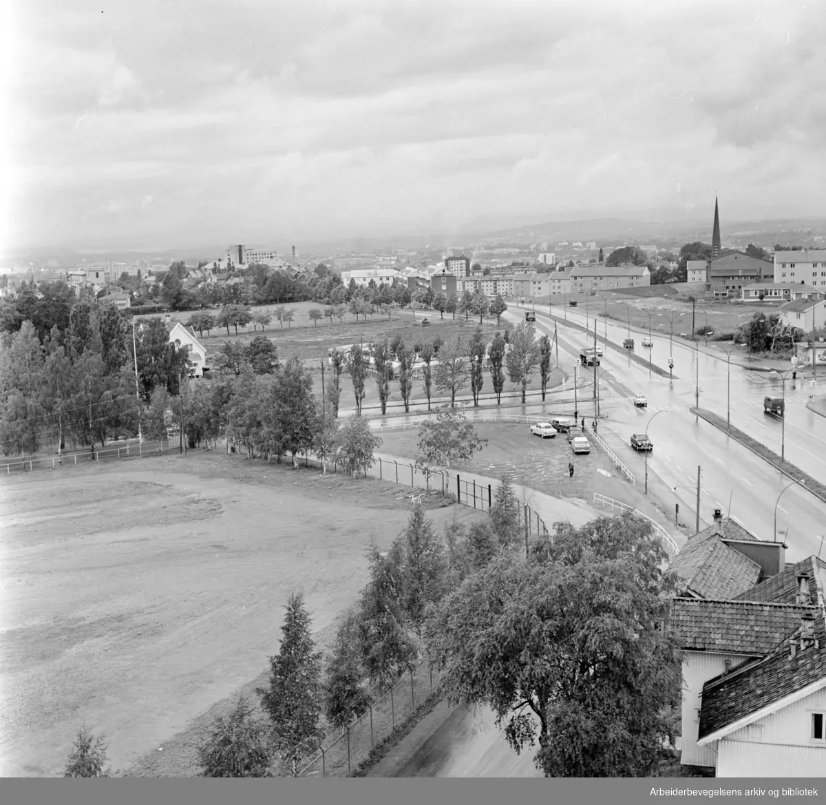 Trondheimsveien. Krysset ved Bjerkebanen. August 1962