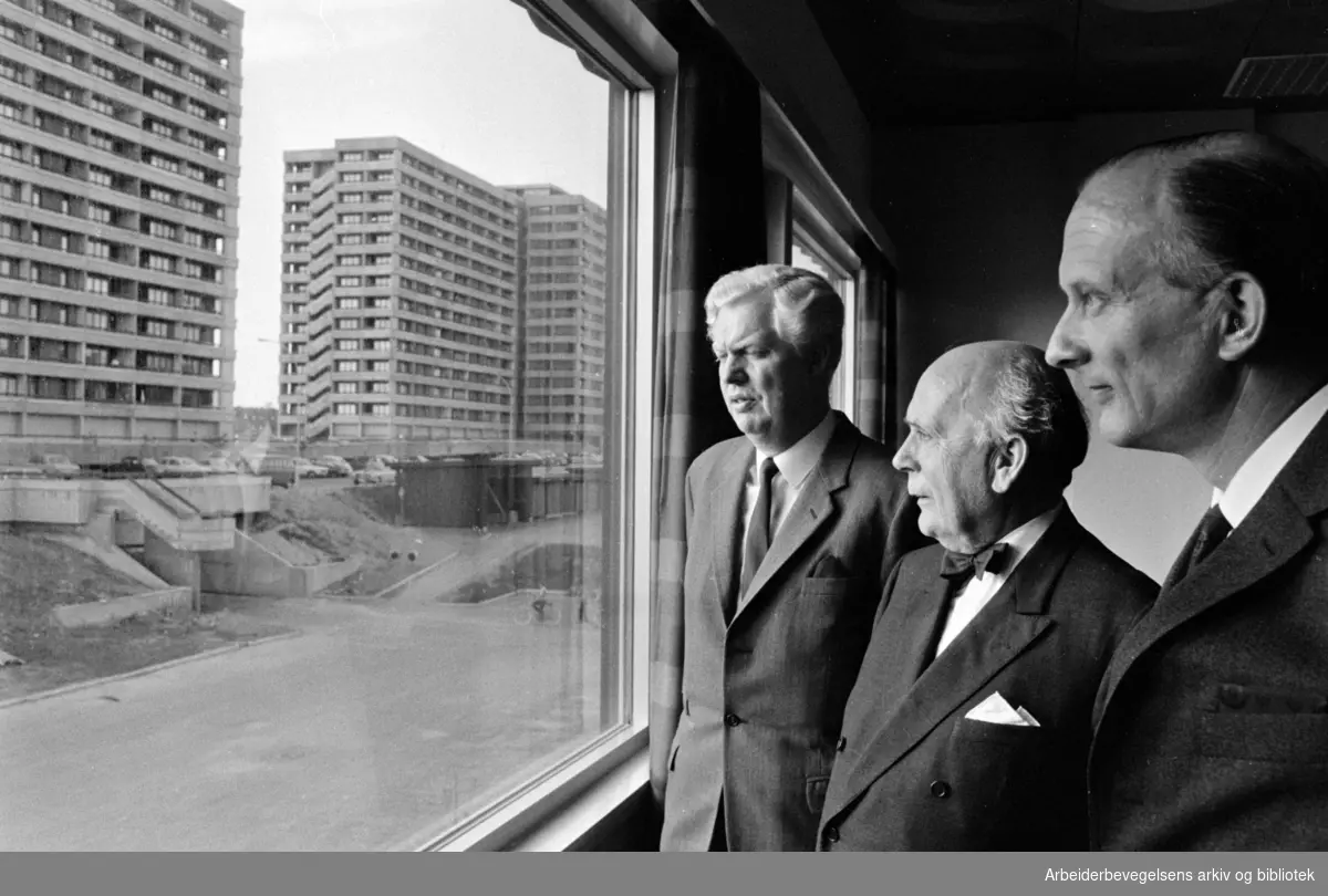 Tveita samfunnshus innviet. Fra høyre: Formann i Samfunnshuskomiteen, Reidar Bollum, ordfører Brynjulf Bull og direktøren i OBOS, Ivar Mathiesen. Juni 1971