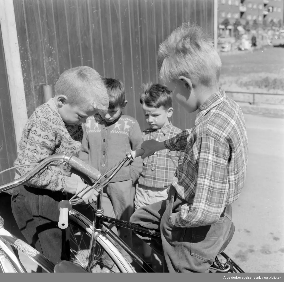 Tøyen . Barna vil beholde løkka ved Ola Narr. Juni 1959