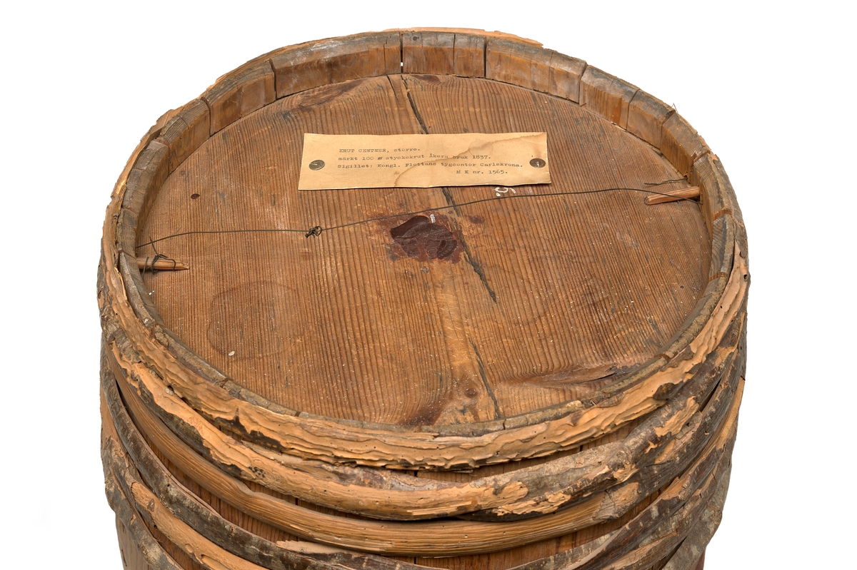 Krutcentner, streckat och förseglat. Kärl av trä, bandat, rymmande 1 ctr. Märkt: 1834.