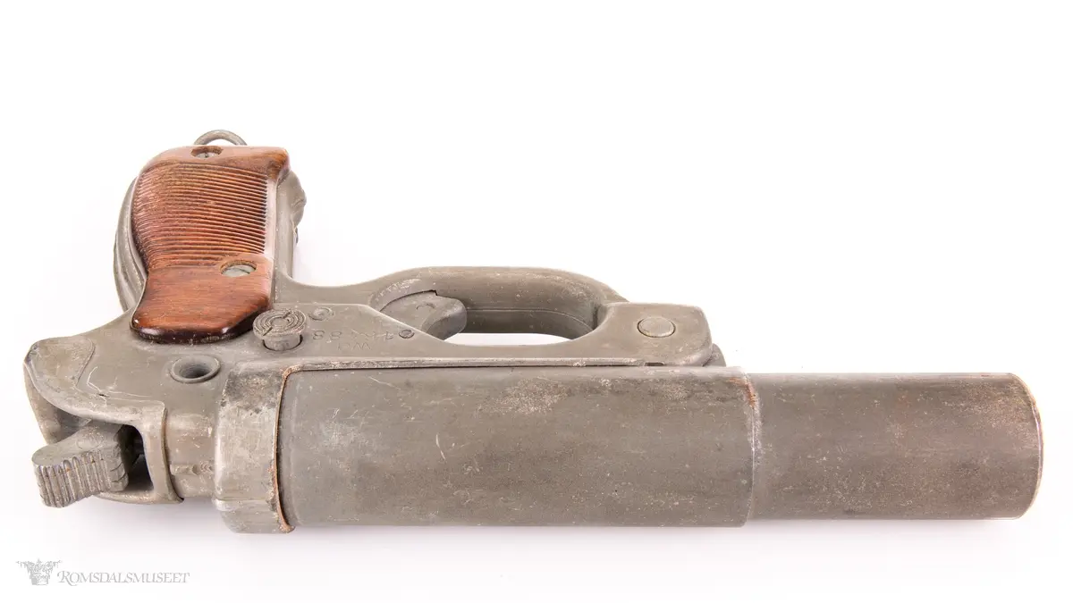 Sylindrisk glattboret løp som åpnes med en fjæret knapp festet på siden av pistolen. Spennbar hane, avtrekker og skjeftet med påskrudd tregrep med riller. Lærstropp følger med. Sort lærhylster med beltefeste, lukkestropp og rom for en ekstra patron følger med.