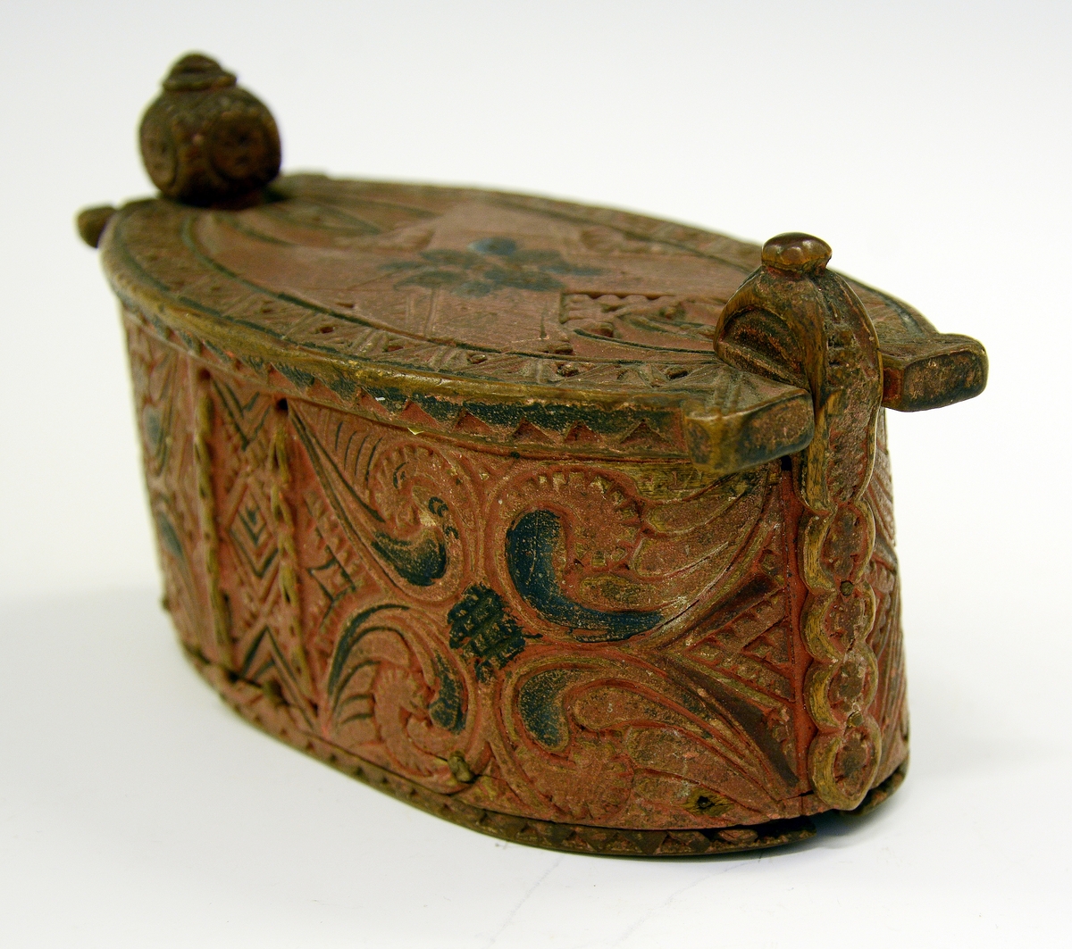 Tine av tre. Fra protokollen: Leikety-tine utskori i grovt kerbsnitt og plymrankkrullar. Under botnen skori 1814 og bokstavar. Standarane løglegt maksla som hovud med haarflettur. Raudmaala.