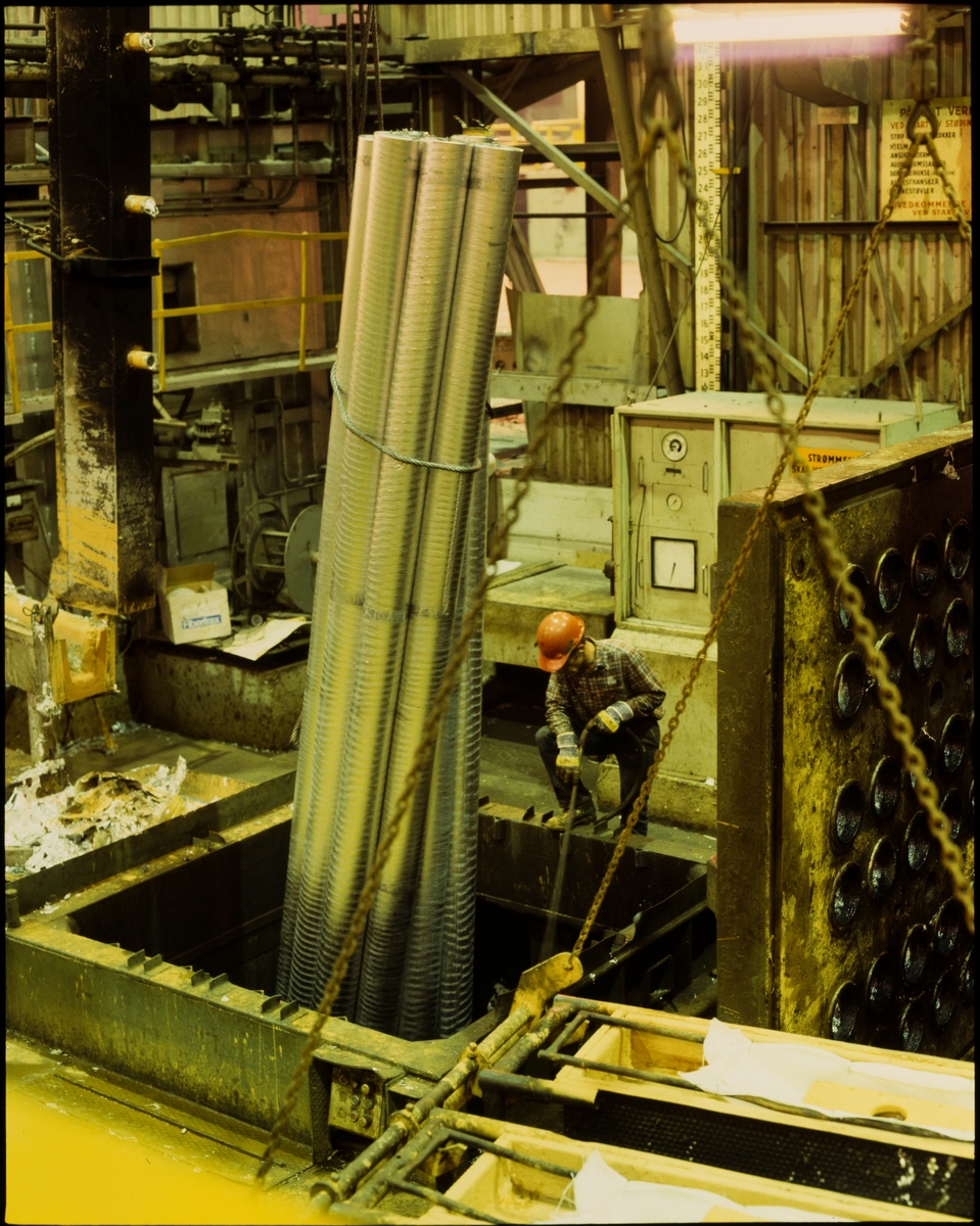 En mann arbeider med produksjon av aluminiumsrør ved Hydro på Karmøy.