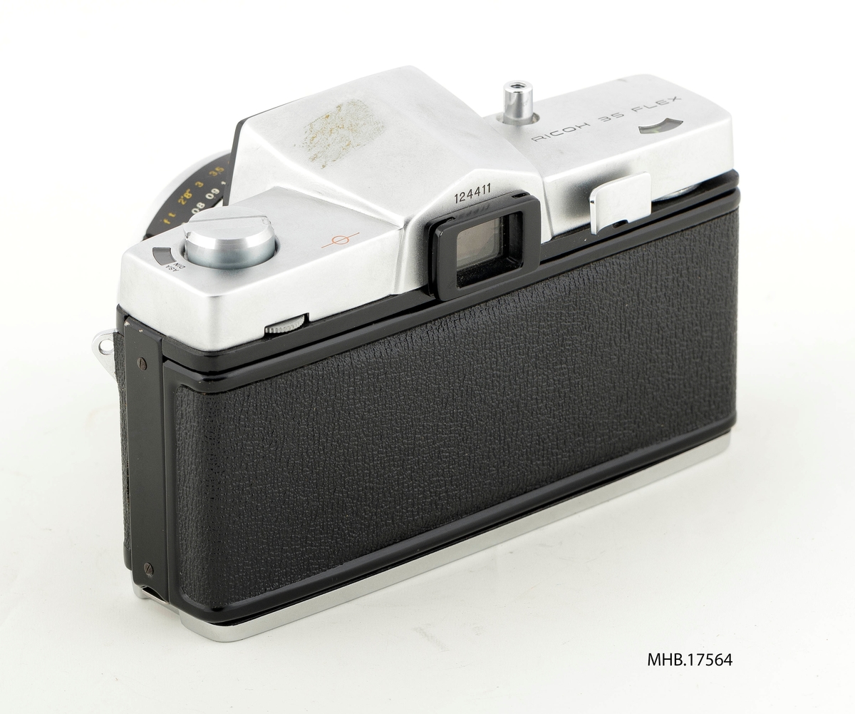 Fotoapparat SLR Ricoh 35 Flex med etui (filmrull 35 mm). Ricoh 4-element 2.8/50 linse; Seikosha lukker. Produksjonssted Japan.