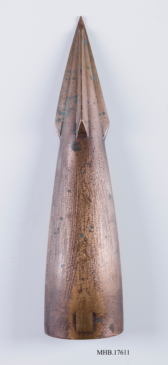 Støpeform i bronse til sprenggranat (hvalgranat). Funnet på Sorensens jernstoperi. Ble brukt fra midten av 1940-t. til 1960 (siste sesong med Suderøy). Denne type granat ble brukt på hvalbåtene (fangstbåtene) på Suderøy.