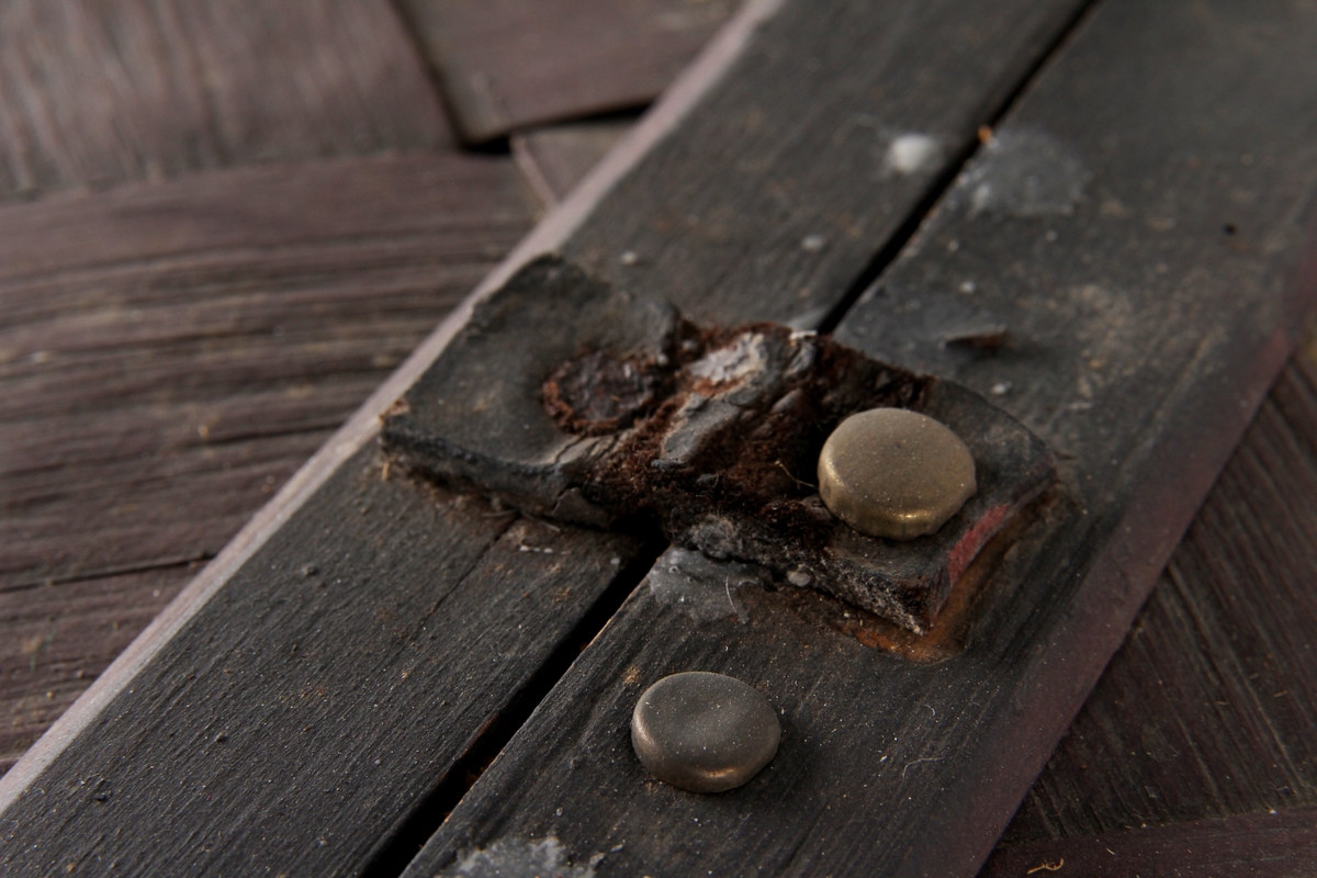 Brunmalt korg flettet av spon. En stor rund hank på midten og to lokk. Bare det ene kan åpnes.