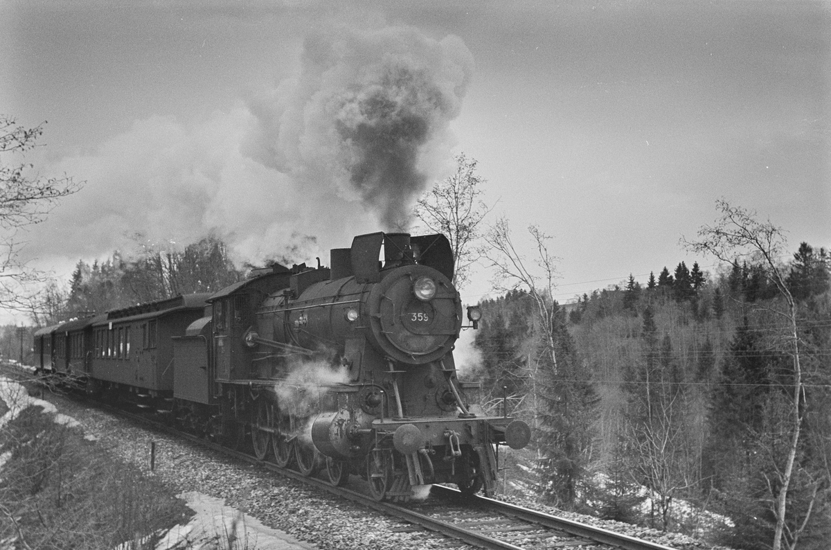 Forstadstog nr. 1728 fra Trondheim kl 1620 til Støren ved Kalstad nær Heimdal. Toget stoppet på alle stasjoner og holdeplasser og brukte 1 1/2 time til Støren. Toget trekkes av damplokomotiv type 30b nr. 359.