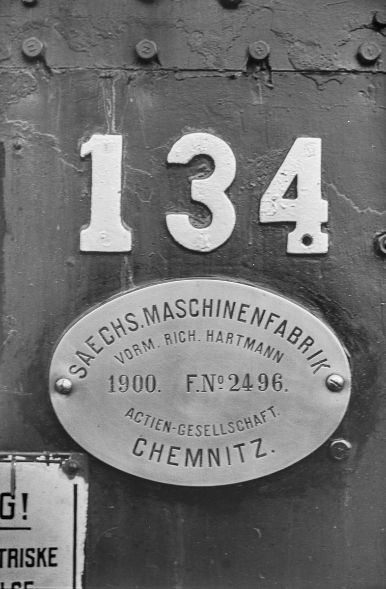 Fabrikkskiltet på damplokomotiv type 18c nr. 134.