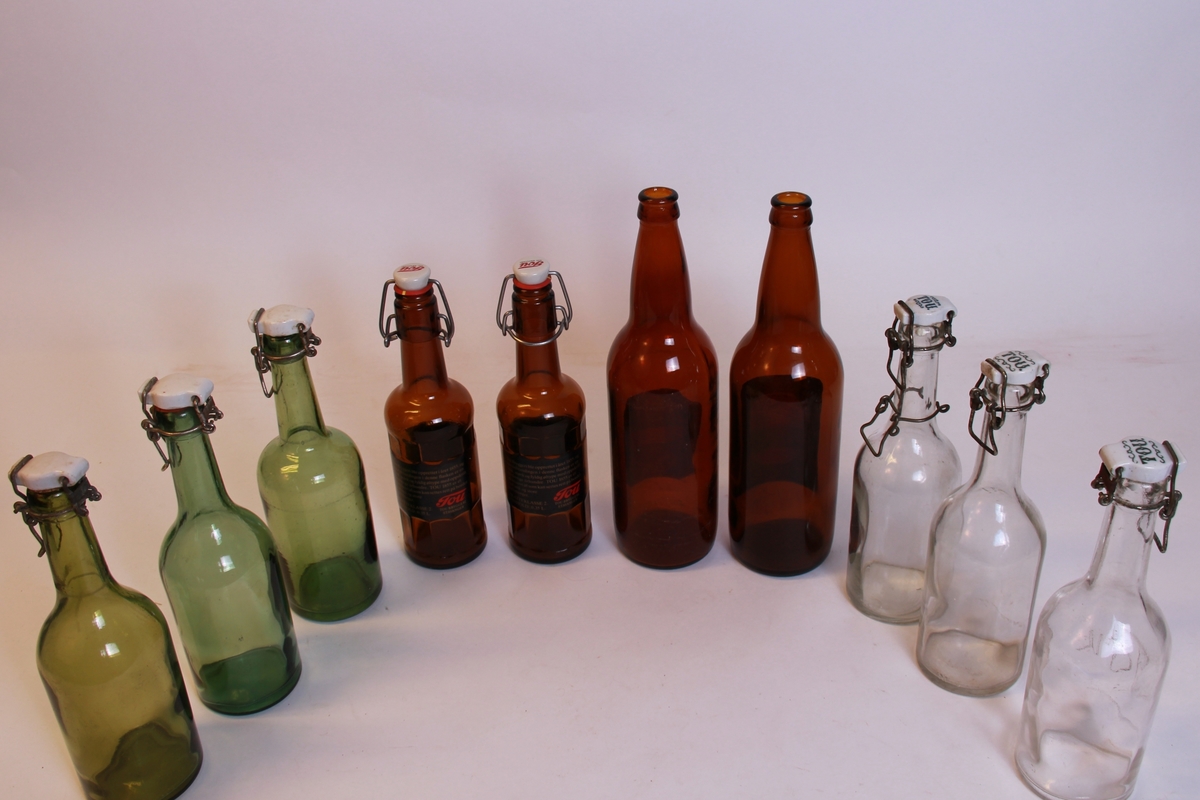 10 tomme ølflasker av ulike typer:
2 store Tou 0,75l (a)
3 klare Tou med hengsla kork, utan pakning (b)
2 brune Tou 0,35l med hengsla kork, med pakning (c)
3 grøne med hengsla kork, utan pakning (d)