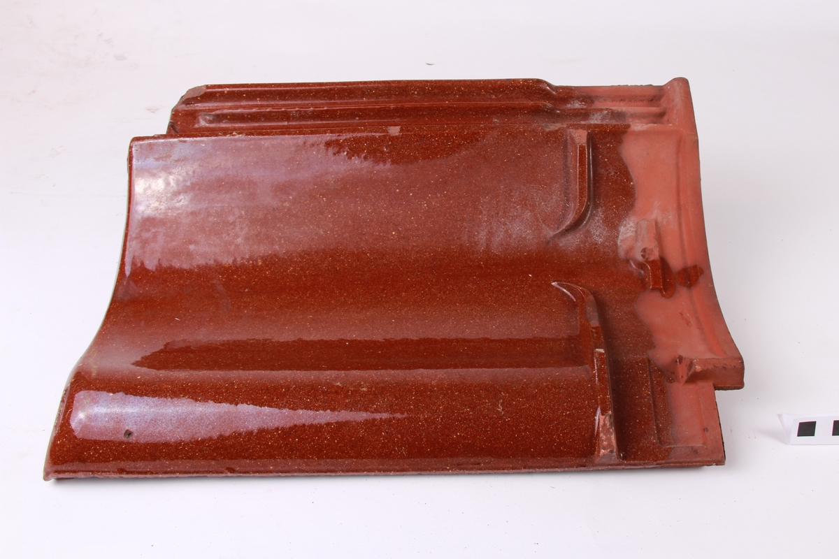 Krum, glasert takstein.