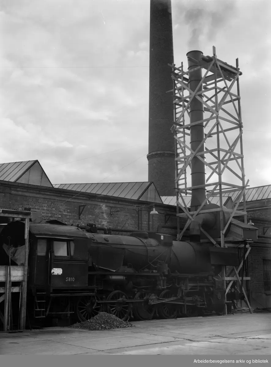 Standard Telefon og Kabelfabrikks midlertidige fyrhus er et damplokomotiv. Oktober 1955