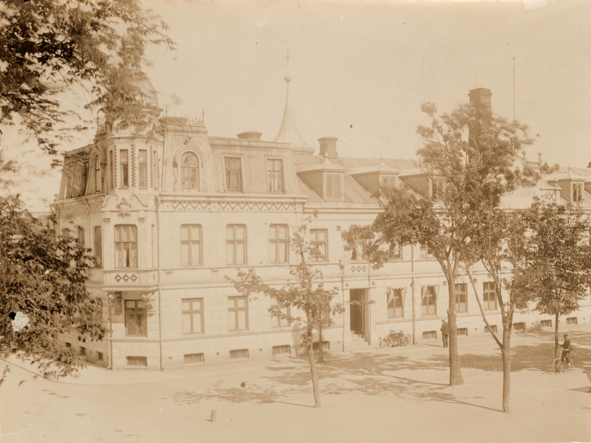 C.K. Schenholm & Son, Kristianstad.
Exteriör av fabriksbyggnaden. Kontor och fabrik befann sig till höger om ingången åt boulevarden, bostad för fabrikören till vänster om ingången, samt ovanpå. Foto taget ca 1906.