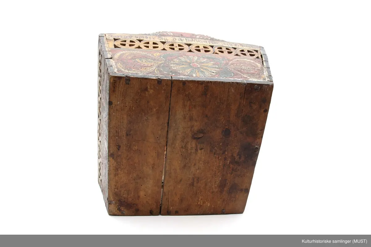 Firkantet kurv i tre med håndtak og dekorasjon.