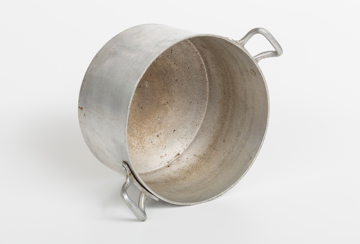 Aluminiumskjele med hanker, uten lokk.