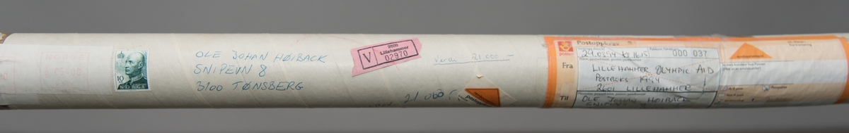 Norsk flagg med signatur av Johan Olav Koss. Flagget ligger en kartonghylse.