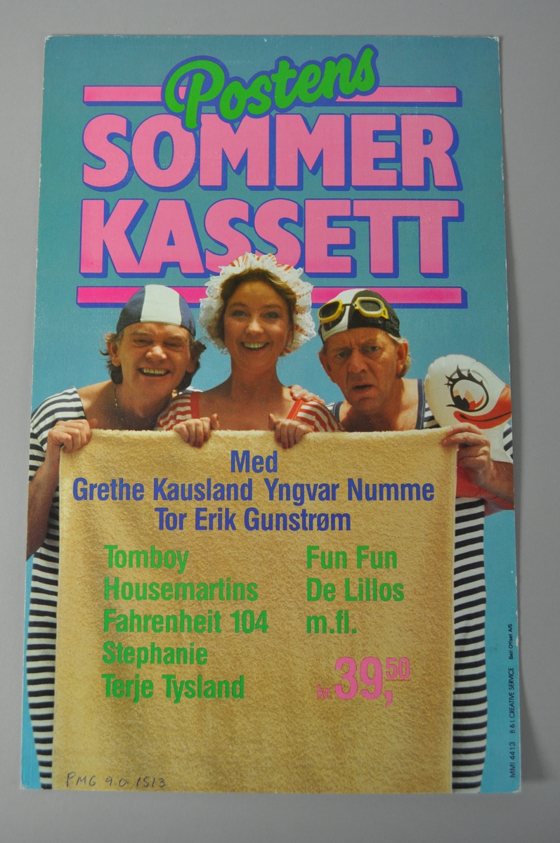Salgsplakat for Posten sommerkassett. Rektangulær plakat med tekst og bilde, Rød bakgrunn.