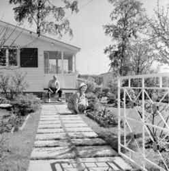 Solvang Hagekoloni. Margit og Norwald Langlo. Juni 1963