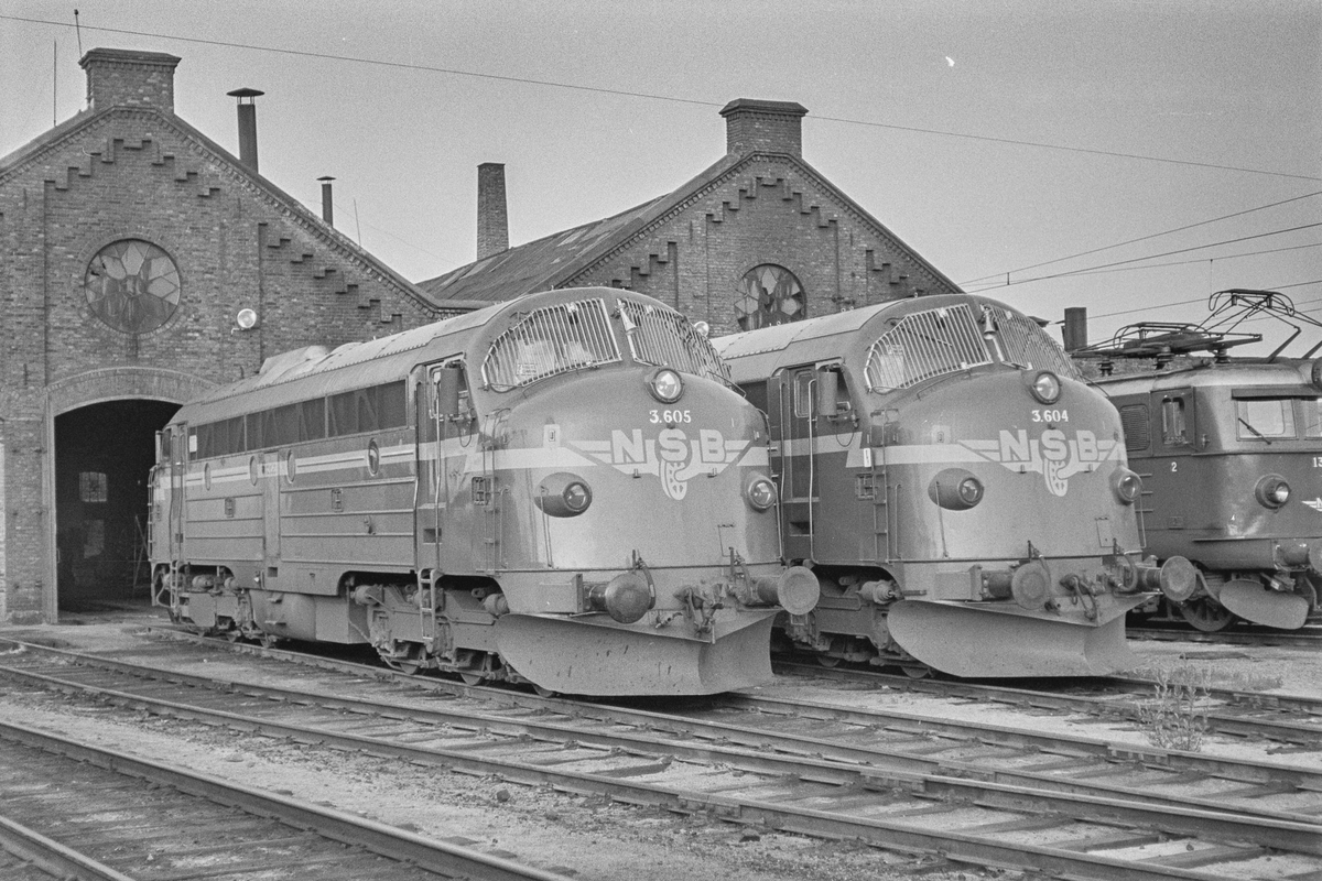 Diesellokomotiver type Di 3 foran lokomotivstallen på Hamar. Di 3 605 og Di 3 604.
