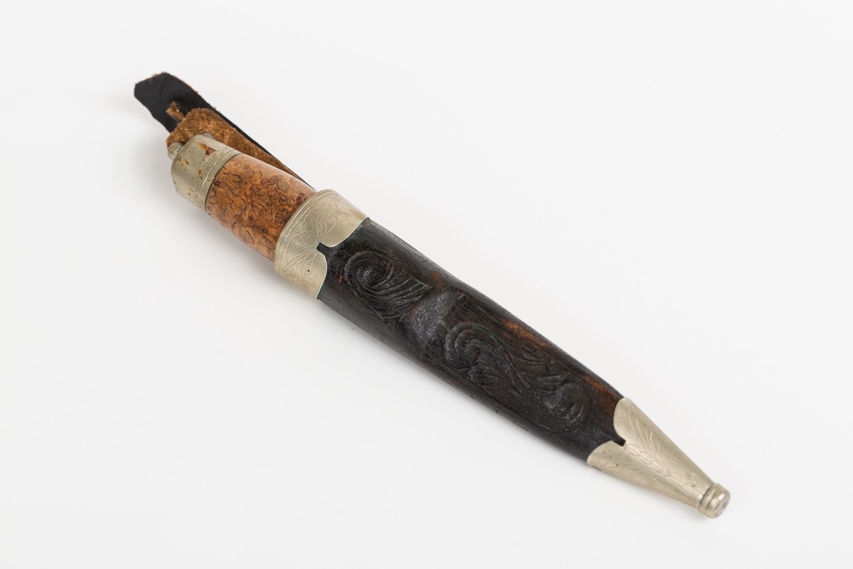 Håndlaget kniv med slire, norsk stil.