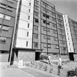 Innflytting i gang i Sandaker sentrum. Juli 1975