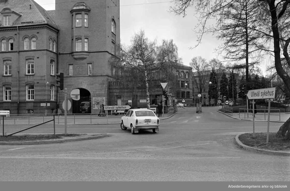 Ullevål sykehus. Innkjøringsområdet. April 1976