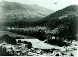 Gol jernbanestasjon og Hesla hotel.
Med Gol Sentrum i bakgr