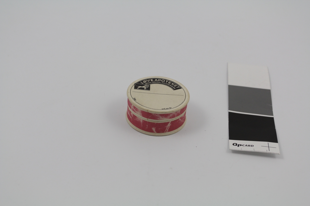 18 stk. sirkulære esker med lokk. Alle deler i papp. Ulike farger. Brukt til oppbevaring/salg av piller og dosert pulver.