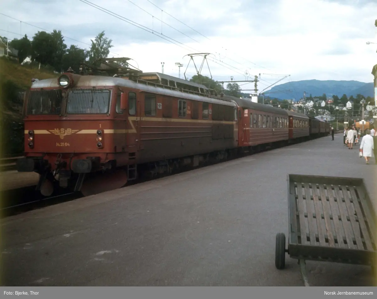 Sommertog 623 med elektrisk lokomotiv El 14 2164 på Voss stasjon