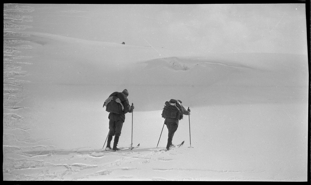 En gjeng unge menn på skitur fra Ulladalen i Suldal til Årdal i Hjelmeland.