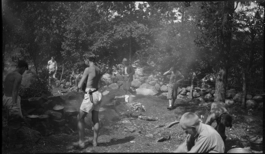 Bilder fra en speiderleir ved Ørsdalsvatnet i Bjerkreim. Det er bilder av speidergutter med og uten uniform, som spiser, bader, og som slapper av. Det er også oversiktsbilder over speiderleiren.