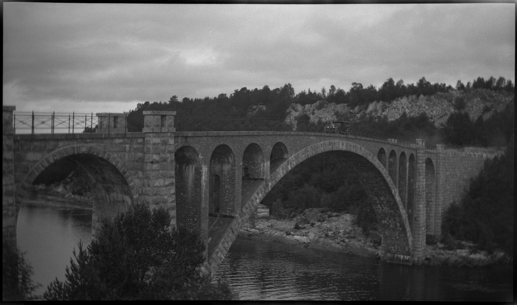 Per og Alf Årseth og Finn Johannessen på sykkeltur i Sogn og Fjordane og Møre og Romsdal. Det er bilder fra fjellturer og -topper, fra fjorder og fjell, bygder og byen Ålesund.
Bilde nr. 2 er av Skodjebrua i Skodje. Bilde nr. 3 er av Kolåstind i Standal, med Sylen og Fingeren til høyre. Bilde nr. 9 er fra Kongens gate i Ålesund. Bilde nr. 11 er tatt over Hjørundfjorden med Langenestinden og Store Standal på motsatt side. Bilde nr. 20-21 er fra Ålesund.