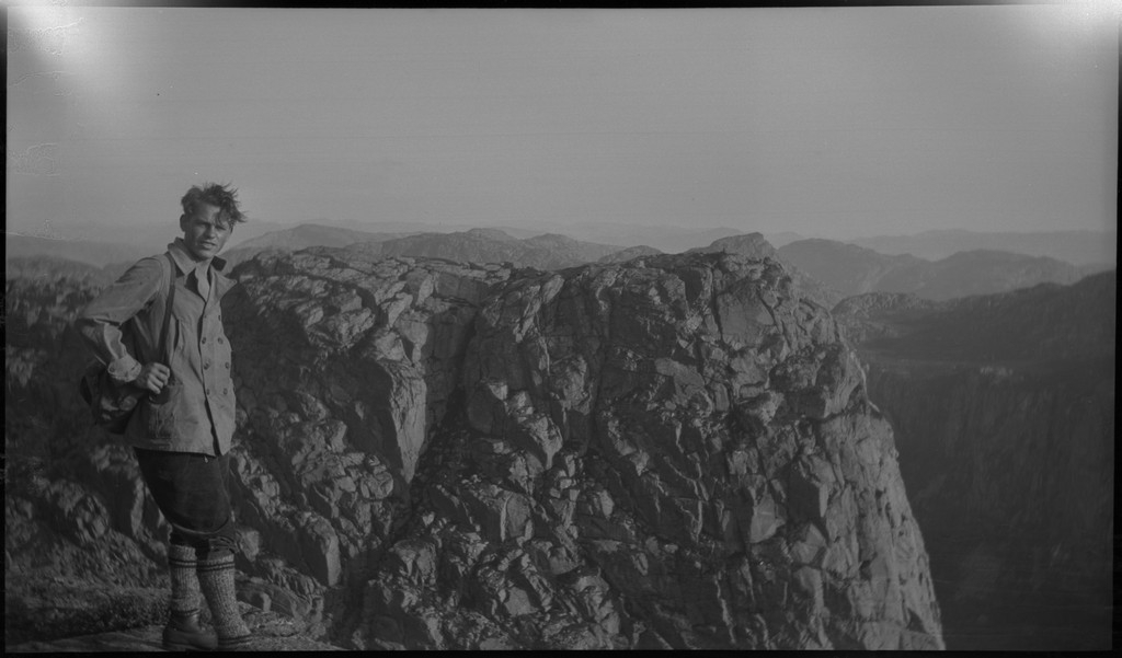En gjeng unge menn på fjelltur til fjellene i Småsildalen i Strand. Det er bilder av spektakulære fjellformasjoner og en samlet vennegjeng.
