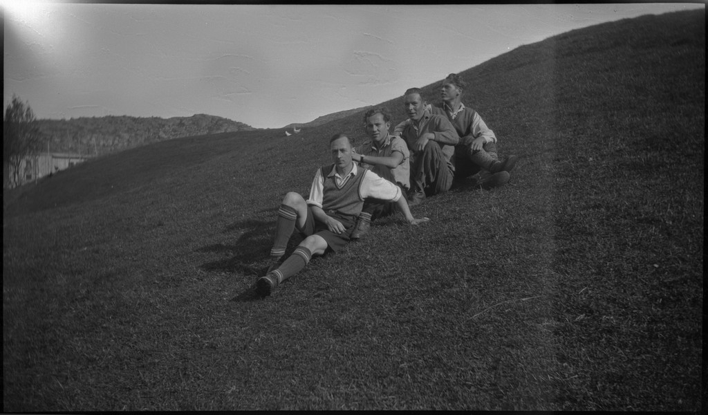 En gjeng unge menn på fjelltur til fjellene i Småsildalen i Strand. Det er bilder av spektakulære fjellformasjoner og en samlet vennegjeng.