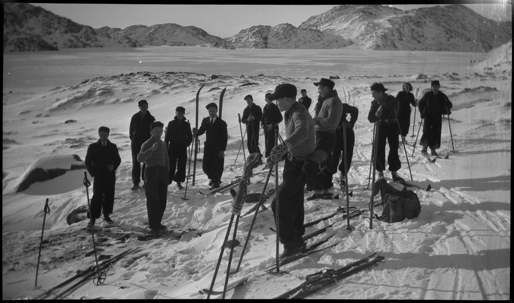 En gjeng unge menn på skitur i fjellene øst for Madland. Det er bilder av brødrene Idar og Arvid og hele gjengen samlet og på ski. På bilde nr. 3 er også Finn Johannessen portrettert sammen med en av brødrene Tollefsen.