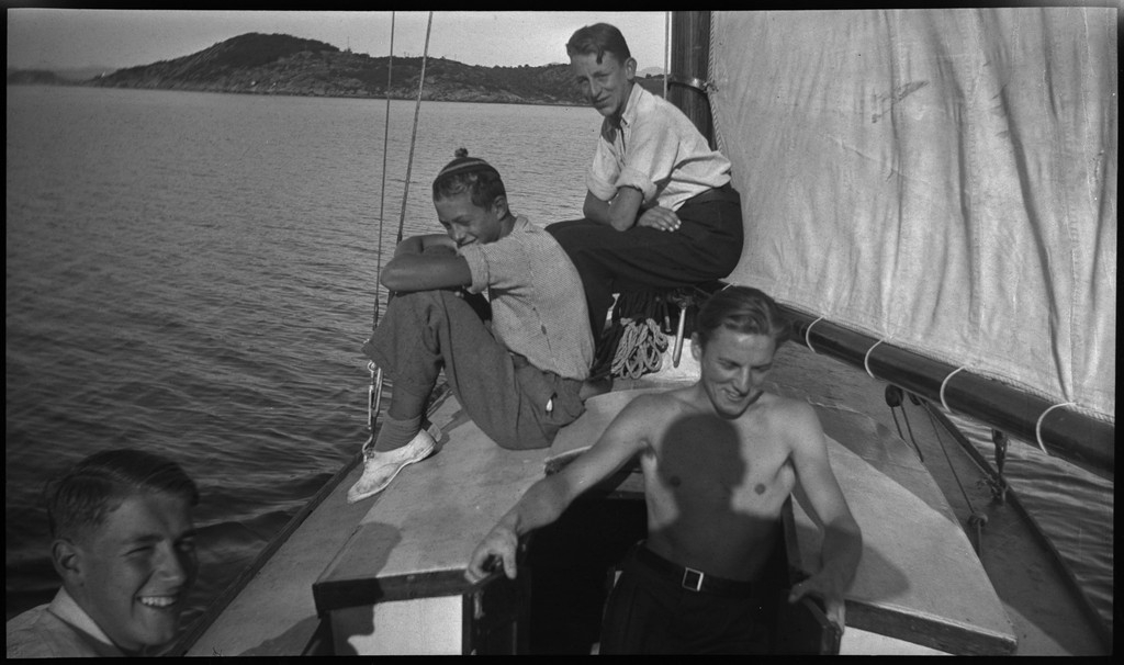 Nils Sørensen, Holst, T. Sigvaldsen og Per Årseth på seilbåten "Vilja" under høstregattaen utenfor Stavanger i 1934.